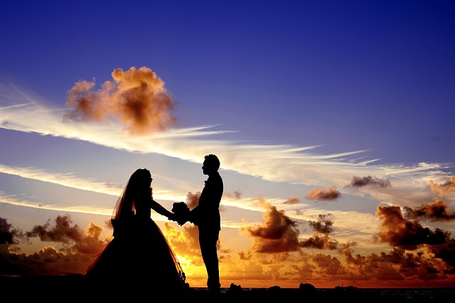 手を取り合う花嫁と花婿